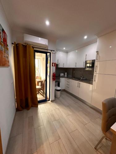 O bucătărie sau chicinetă la Charming apartment in Portimão Wi-Fi/AC