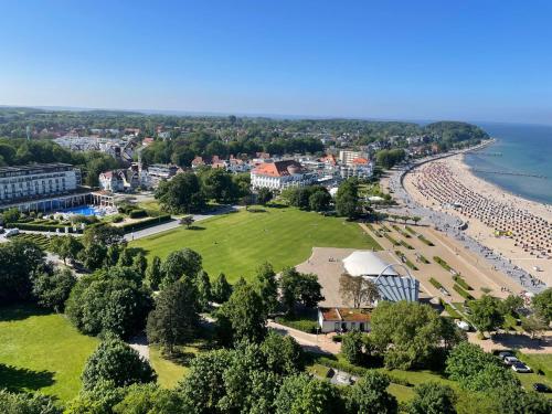 une vue aérienne d'une plage et de l'océan dans l'établissement Gut-zu-Mir FeWo Maritim Travemünde, à Travemünde