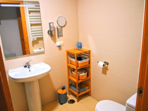 een badkamer met een wastafel, een toilet en een spiegel bij Alojamiento Rural Los Gancheros in Tragacete