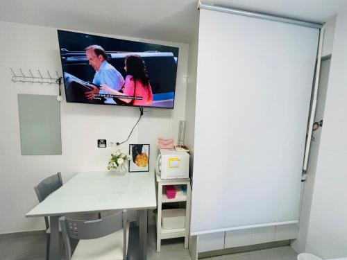Телевизор и/или развлекательный центр в Acogedor Apartamento Usera