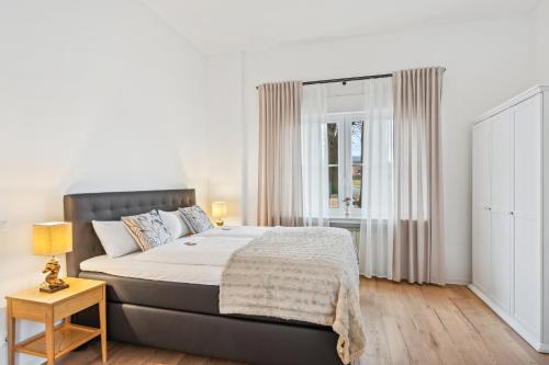 a bedroom with a large bed and a window at "Harmonie Hütte" warmherzig eingerichtetes und ruhig gelegenes Appartement! in Minden