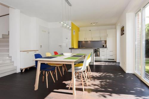 a kitchen with a dining table and chairs at Ferienhaus Goldbutt - Uns Huus an t Küst in Bensersiel