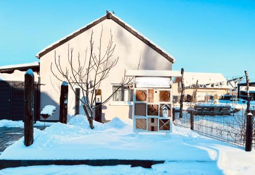 ein Haus mit Vogelfutter im Schnee in der Unterkunft Gemütliches Eifeler Gästehäuschen in Nettersheim