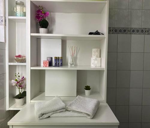 una mensola bianca con cuscini e piante in bagno di Apartment Jasna a Belgrado