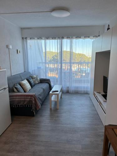 Studio vue port, parking privé, terrasse, clim