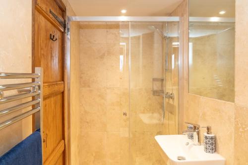 Ein Badezimmer in der Unterkunft Jossie's Snug
