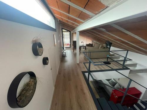 ein Wohnzimmer mit einem Sofa und einem Tisch in der Unterkunft House in Sant Cugat, 25 Mins to Barcelona center in Sant Cugat del Vallès