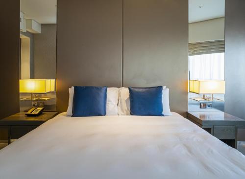 Säng eller sängar i ett rum på HomesGetaway-Lavish1BR in Hyatt Regency Creek Heights Residences