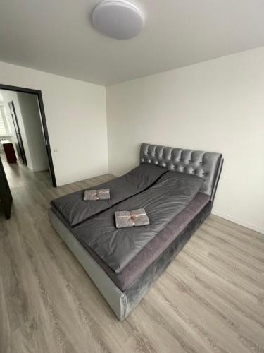 Un dormitorio con una cama con dos cajas. en Apartamentai en Marijampolė