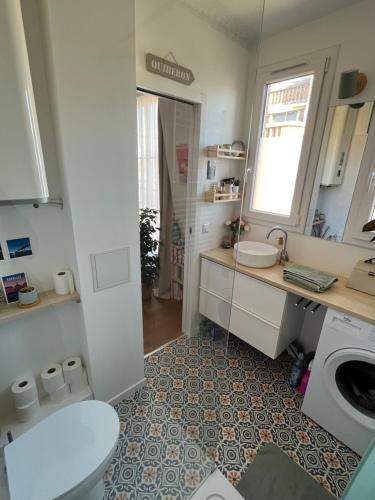 une petite salle de bain avec toilettes et lavabo dans l'établissement Charmant deux pièces typiquement parisien, à Paris