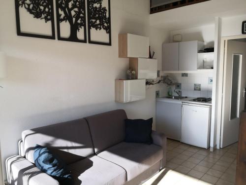 salon z kanapą i kuchnią w obiekcie Duplex Hyères Port w Hyères
