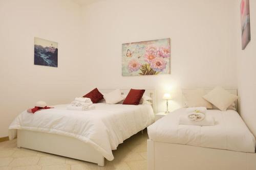 a bedroom with two beds and a couch at Casa Teresina Minori Apartment in Minori