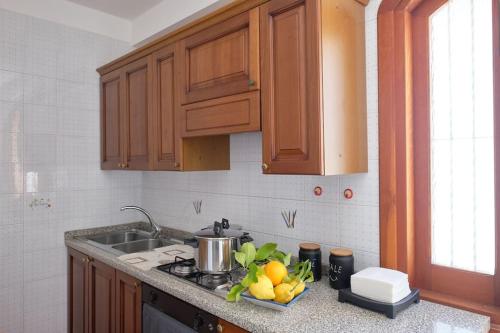 una cocina con fregadero y un bol de fruta en una barra en Casa Teresina Minori Apartment, en Minori