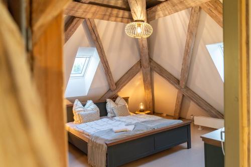 ein Schlafzimmer mit einem Bett im Dachgeschoss in der Unterkunft Ferienwohnung in der alten Brauerei in Schwäbisch Hall