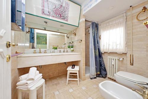 ローマにあるAppartamento Centraleのバスルーム(洗面台、トイレ、鏡付)