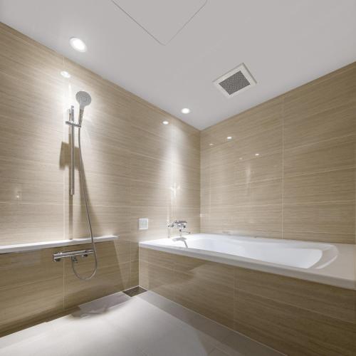 a large bathroom with a tub and a shower at Hotel Noir Blanc in Shizuoka