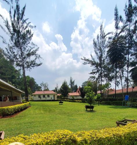 基塔萊的住宿－Le-voyage Resort Kitale，田间中带长凳的公园