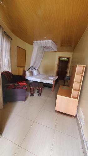 基塔萊的住宿－Le-voyage Resort Kitale，客厅配有床和沙发