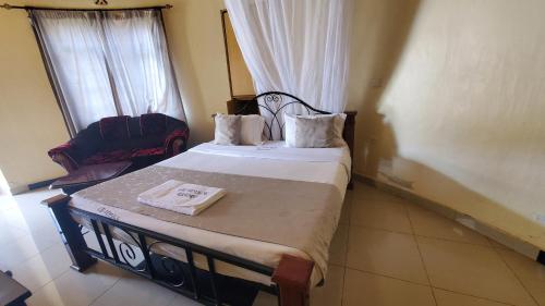 基塔萊的住宿－Le-voyage Resort Kitale，小卧室配有带2条毛巾的床
