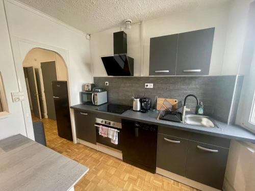 une cuisine avec un évier et un plan de travail dans l'établissement Résidence Sainte Cécile, à Douai