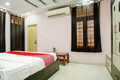 Un pat sau paturi într-o cameră la OYO Flagship Hotel Pravas