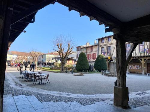 a group of tables and chairs in a courtyard at Les pieds en éventail in Lignairolles