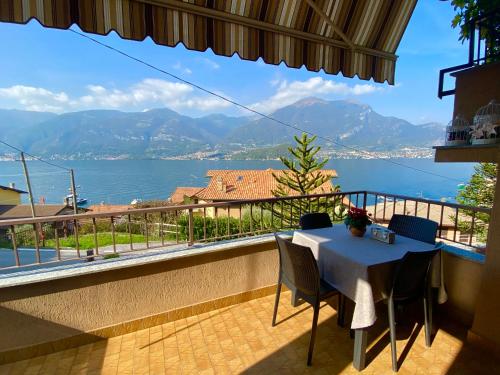 d'une table et de chaises sur un balcon avec vue sur l'eau. dans l'établissement Sofia apartment near Bellagio, à Lezzeno