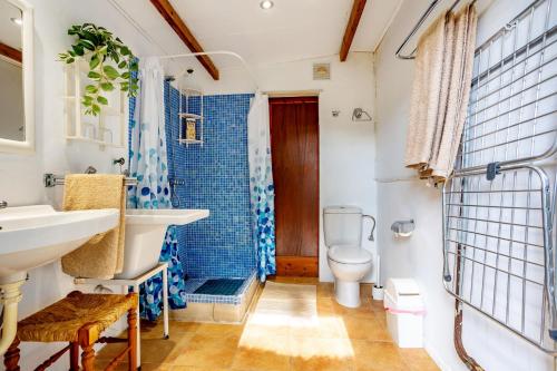 カラ・フィゲラにあるCasa La Palmera by dracmallorcaの洗面台とトイレ付きのバスルーム