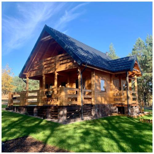 Mazurska bania u Pana Szeptuna - drewniany dom na skraju lasu