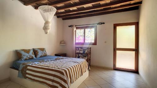 a bedroom with a bed and a window at Très agréable maison 2 chambres avec jardin in Abene
