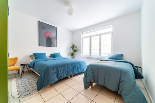 deux lits dans une chambre blanche avec une fenêtre dans l'établissement Design & confort 6 pers Hypercentre Dunkerque, à Dunkerque