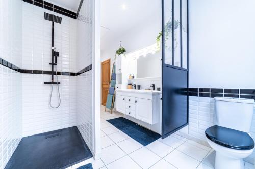 - deux vues sur une salle de bains pourvue de toilettes et d'un lavabo dans l'établissement Design & confort 6 pers Hypercentre Dunkerque, à Dunkerque