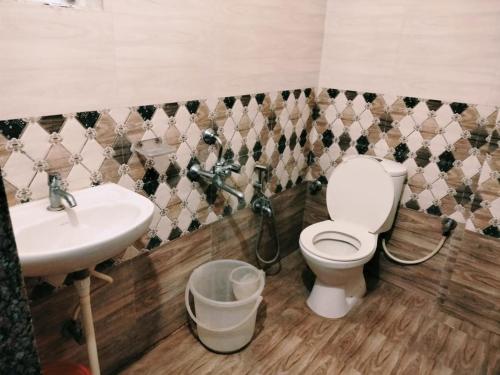 een badkamer met een toilet en een wastafel bij Urban Express G Grand in Bangalore