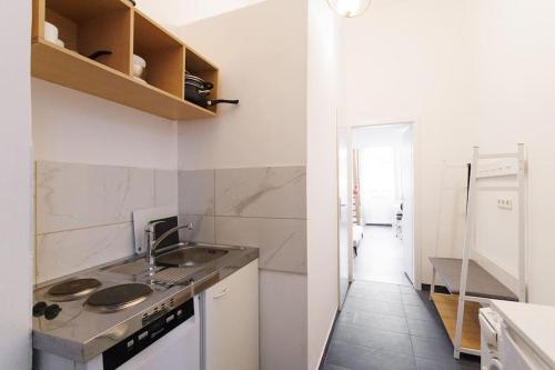 Kjøkken eller kjøkkenkrok på Urban Capsule Apartment - Near Mariahilfer Straße
