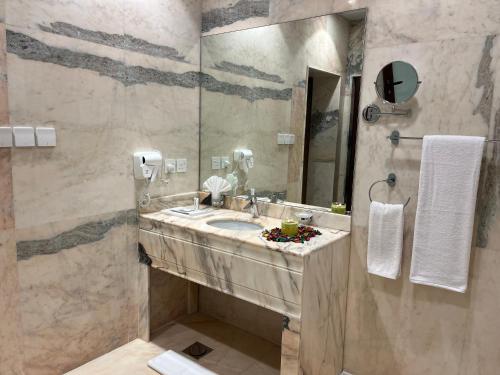 a bathroom with a sink and a mirror at فندق كارم in Raḩīmah