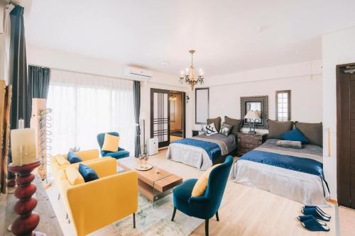 sypialnia z 2 łóżkami i salon w obiekcie 七色の海 Rainbow Sea w mieście Ukaji