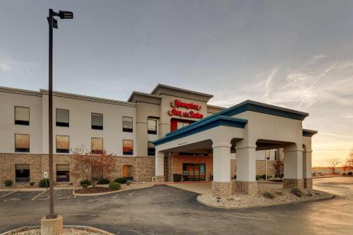 a hotel building with a sign on the front of it at Hampton Inn & Suites St. Louis - Edwardsville in Glen Carbon