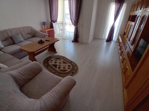 uma sala de estar com um sofá e uma mesa em Apartment Rezidence em Suceava
