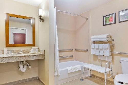 威爾森的住宿－Comfort Suites Wilson - I - 95，带浴缸、盥洗盆和卫生间的浴室