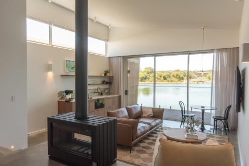 ein Wohnzimmer mit einem Kamin und einem Sofa in der Unterkunft Lakes Edge Villa 2 in Wilyabrup