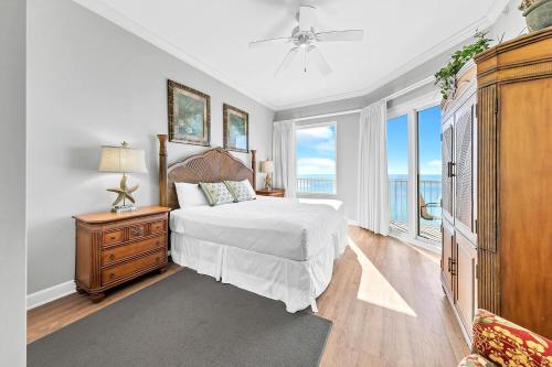 - une chambre avec un lit, une commode et des fenêtres dans l'établissement Grandview East 1504, à Panama City Beach