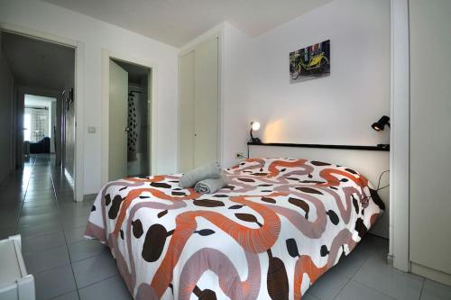 um quarto com uma cama estampada de vaca num quarto em Primera Linea con wifi y parking em Sant Antoni de Calonge