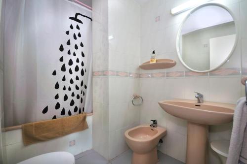 uma casa de banho com um lavatório, um WC e um espelho. em Primera Linea con wifi y parking em Sant Antoni de Calonge