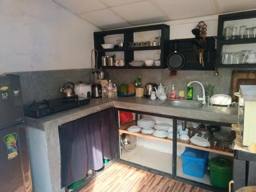 eine Küche mit einer Spüle und einer Arbeitsplatte in der Unterkunft Yes Beach House in Mirissa