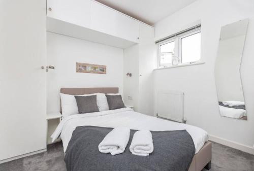 sypialnia z łóżkiem z dwoma białymi ręcznikami w obiekcie Theodora Suite 3 - Free Parking w mieście Kent