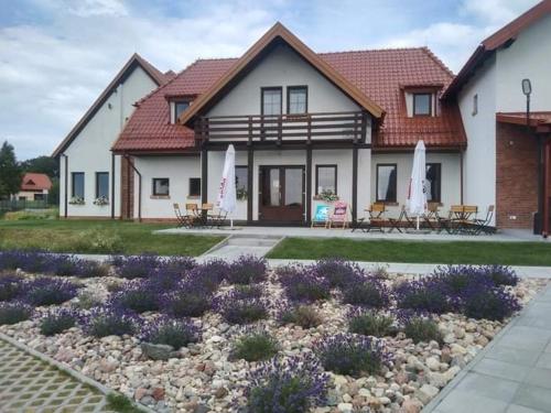 ein Haus mit Garten davor in der Unterkunft Antówka in Tolkmicko