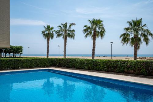 AT108 Comunidad con piscina en primera línea de la playa