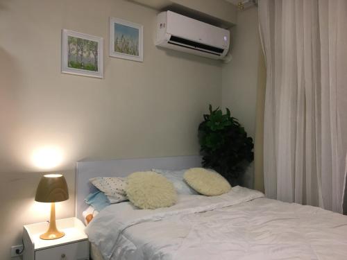 Postel nebo postele na pokoji v ubytování NJC Staycation