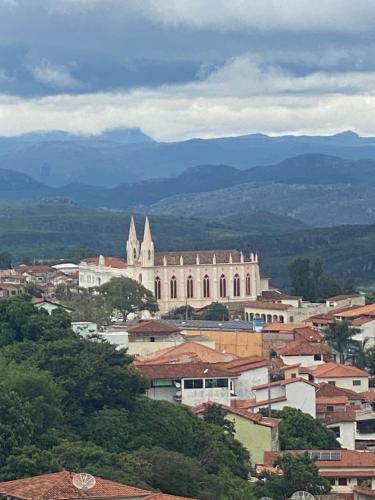 vistas a una ciudad con iglesia y edificios en Quinto do Tijuco, en Diamantina