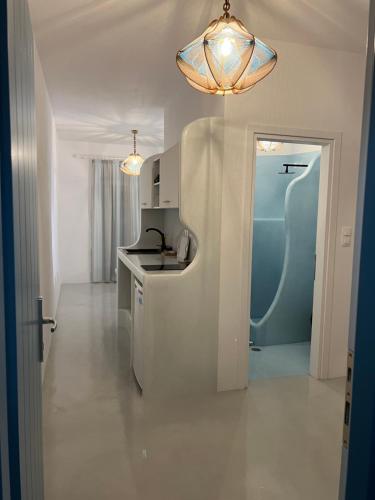 伊拉凱利亞的住宿－Alexandra’s studios，白色的厨房,配有水槽和灯具